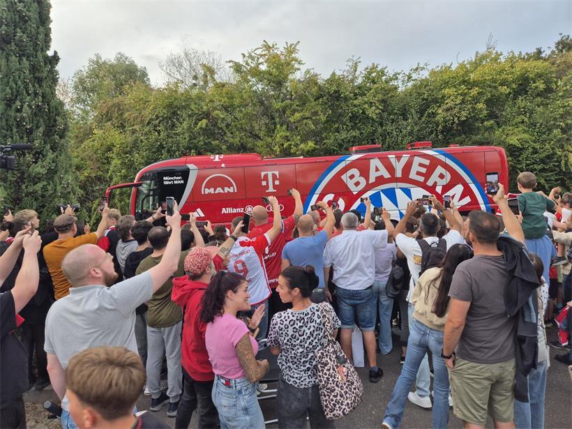 Gegen 18.40 fuhren die Bayern vor dem Teamhotel vor