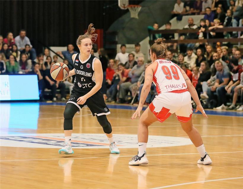 Gegen Idole wie die Belgierin Marjorie Carpréaux (in Weiß) spielen zu dürfen, ist für T71-Kapitänin Catherine Mreches (in Schwarz) ein Traum, der in Erfüllung ging
