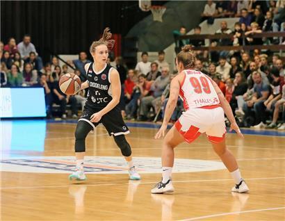 Gegen Idole wie die Belgierin Marjorie Carpréaux (in Weiß) spielen zu dürfen, ist für T71-Kapitänin Catherine Mreches (in Schwarz) ein Traum, der in Erfüllung ging
