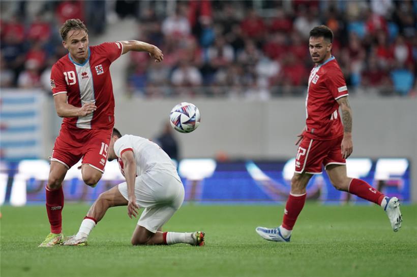 Gegen Liechtenstein peilt die FLF-Auswahl um Mathias Olesen (l.) und Mica Pinto den ersten Sieg der Kampagne an
