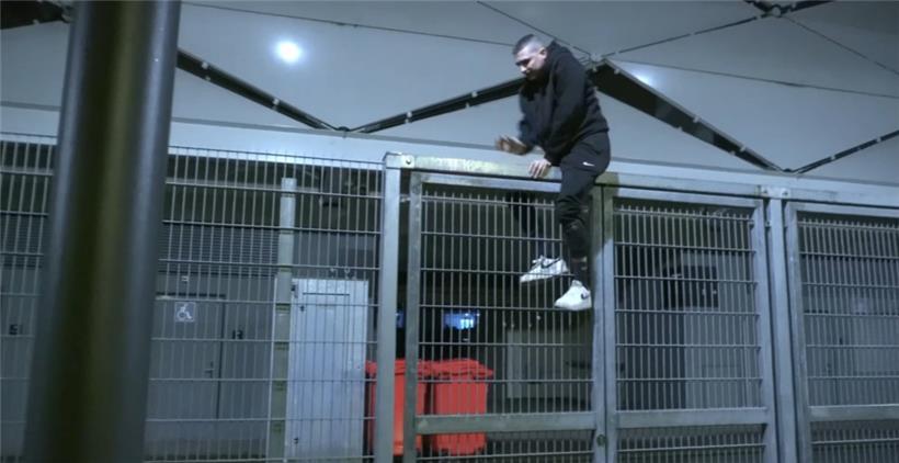 Gegen Mitternacht verschafft sich der Youtuber Zugang zum Stadion
