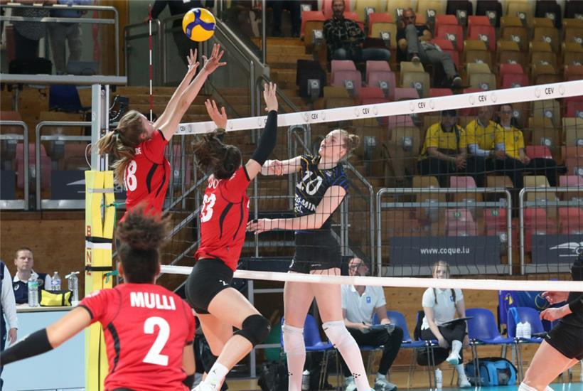 Gegen Schweden um Starspielerin Isabelle Haak (10) konnten sich die Luxemburgerinnen im Vergleich zum letzten Spiel weiter steigern
