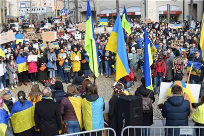 Gegen den Krieg – auch gegen Putin: Hunderte Menschen haben am Samstag in Luxemburg protestiert
