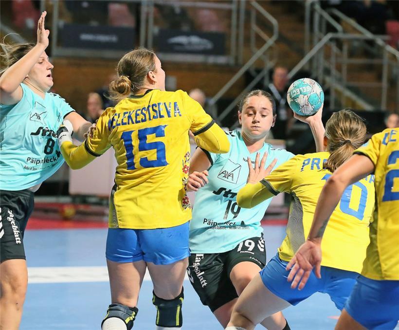 Gegen die ukrainische Abwehr fand die FLH-Auswahl um Mirela Kozar (19) nicht die richtigen Lösungen
