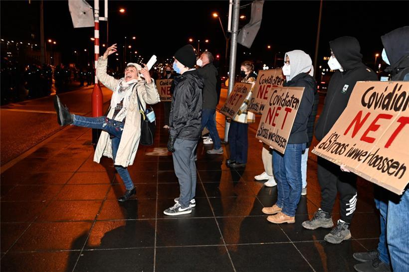 Gegendemo zum „Marche Blanche“ am 14. Januar 2022 vor der Philharmonie in Luxemb...