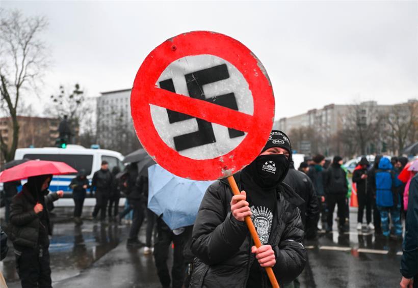 Gegendemonstranten protestieren am 11. Februar gegen einen Aufmarsch von Rechtsextremen anlässlich des 79. Jahrestages der Zerstörung Dresdens im Zweiten Weltkrieg am 13. Februar 1945 
