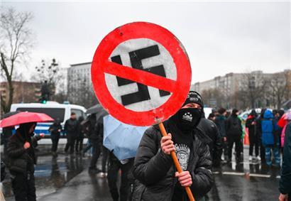 Gegendemonstranten protestieren am 11. Februar gegen einen Aufmarsch von Rechtsextremen anlässlich des 79. Jahrestages der Zerstörung Dresdens im Zweiten Weltkrieg am 13. Februar 1945 
