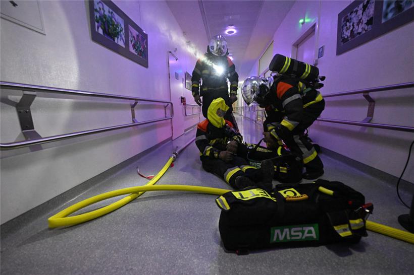 Gegenseitige Rettung: In der Simulation hat der Atemschutz eines Feuerwehrmanns ...