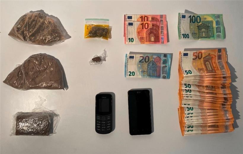 Gegenstände, die bei einer Kontrolle in einem Zug aus Belgien sichergestellt wur...