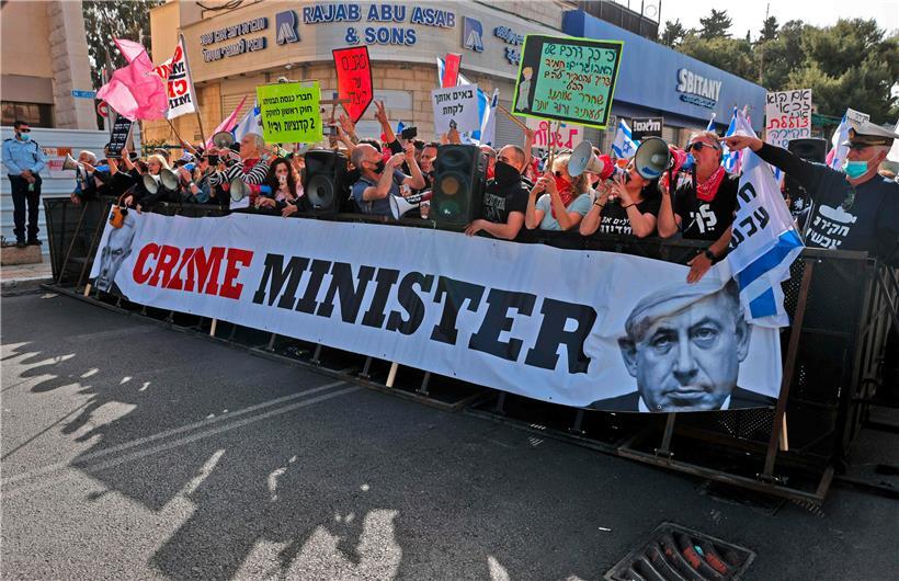 Gegner des israelischen Regierungschefs, die vor dem Gerichtsgebäude demonstrieren, finden klare Worte: Benjamin Netanyahu sei ein „Verbrechensminister“

