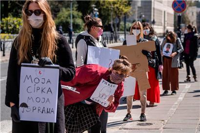 Gegnerinnen einer Verschärfung des Abtreibungsverbots in Polen demonstrierten gestern vor dem Parlament in Warschau
