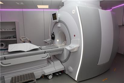 Gehört eine MRT-Maschine nur ins Krankenhaus (wie hier im CHEM) oder auch in die Arztpraxis? 
