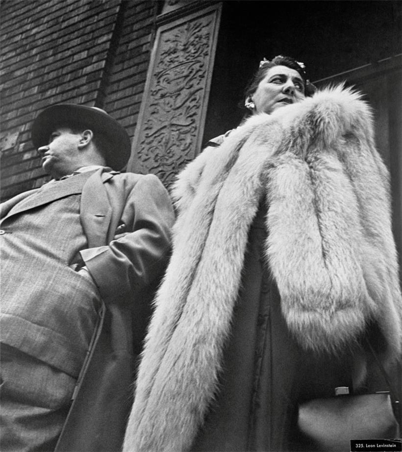 Gehört zur Fotoschau „The Family of Man“ von Edward Steichen: „Leon Levinstein: Couple in New York, 1952“
