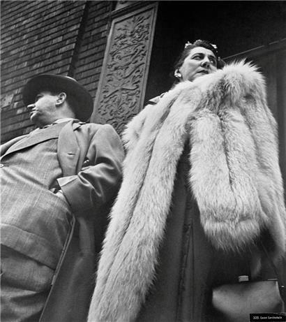 Gehört zur Fotoschau „The Family of Man“ von Edward Steichen: „Leon Levinstein: Couple in New York, 1952“
