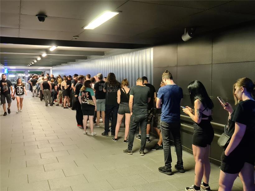 Geht auf den Geist: das Warten nach dem Konzert der Band Ghost
