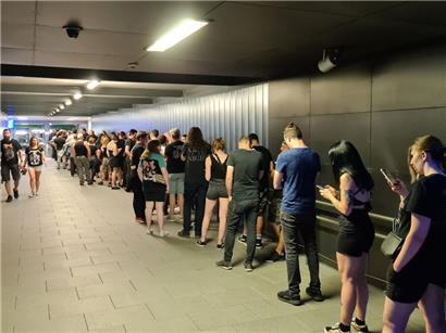 Geht auf den Geist: das Warten nach dem Konzert der Band Ghost
