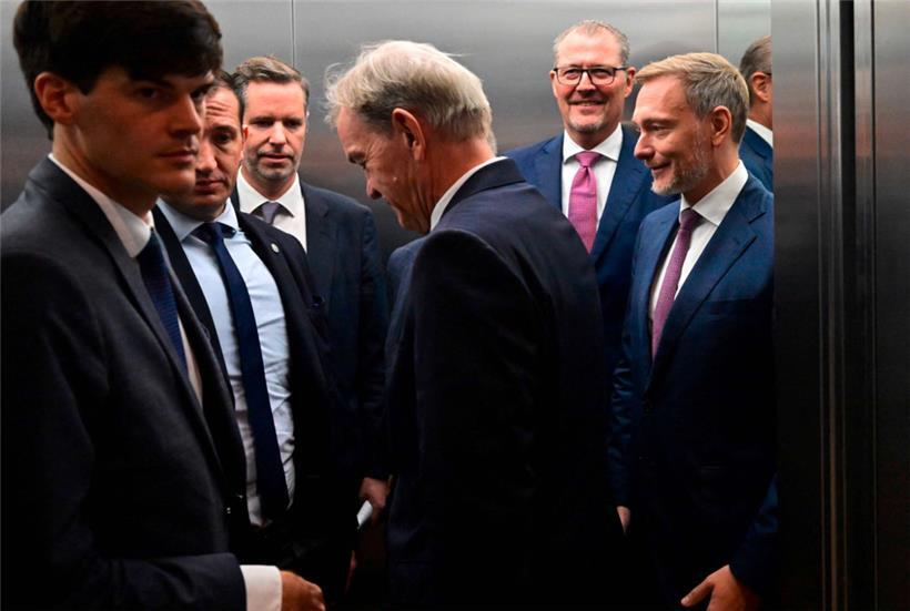 Geht’s nach oben? FDP-Finanzminister Christian Lindner (r.) mit Wirtschaftsbossen im Lift.
