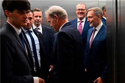 Geht’s nach oben? FDP-Finanzminister Christian Lindner (r.) mit Wirtschaftsbossen im Lift.
