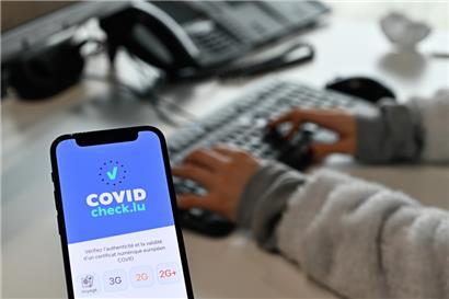 Geimpft, genesen oder nachweislich negativ getestet? An vielen Arbeitsorten gehört der Griff zum Handy zur Überprüfung der Mitarbeiter seit Mitte Januar dazu.
