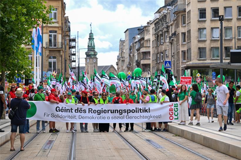 „Géint dës Regierungspolitik!“, ist auf dem Banner der Gewerkschaften zu lesen
