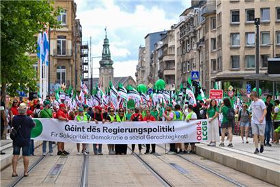 „Géint dës Regierungspolitik!“, ist auf dem Banner der Gewerkschaften zu lesen
