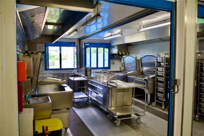 Gekocht wird vor Ort – frisch, bio und für 1.200 Menschen