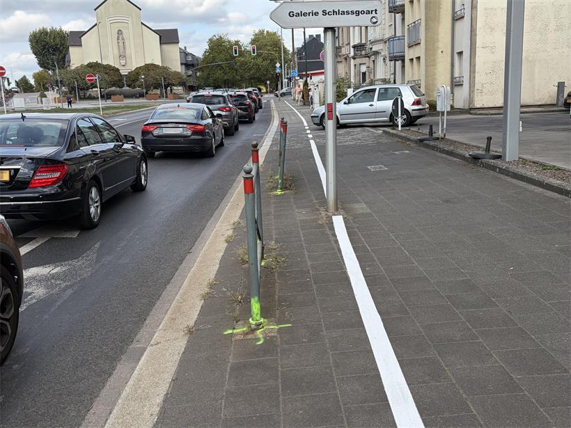 „Noch nicht in Betrieb“ – Warum auf einem neuen Radweg in Esch ein Parkscheinautomat steht Gelbe Markierungen weisen auf Elemente hin, die noch verschwinden sollen