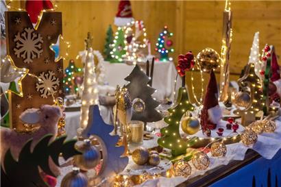 Gelbliches oder doch eher blaulastiges Licht? Wenn sich diese Frage beim Kauf neuer Festtagsbeleuchtung stellt, sollte die Entscheidung auf Erstgenanntes fallen.
