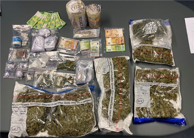 Geld und Drogen, die die Polizei sichergestellt haben.
