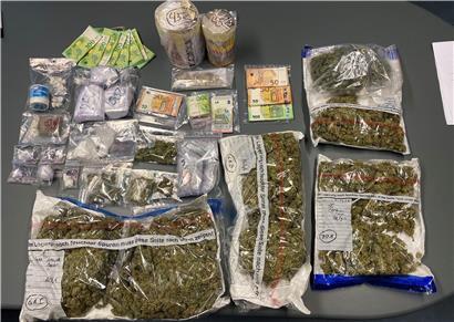 Geld und Drogen, die die Polizei sichergestellt haben.
