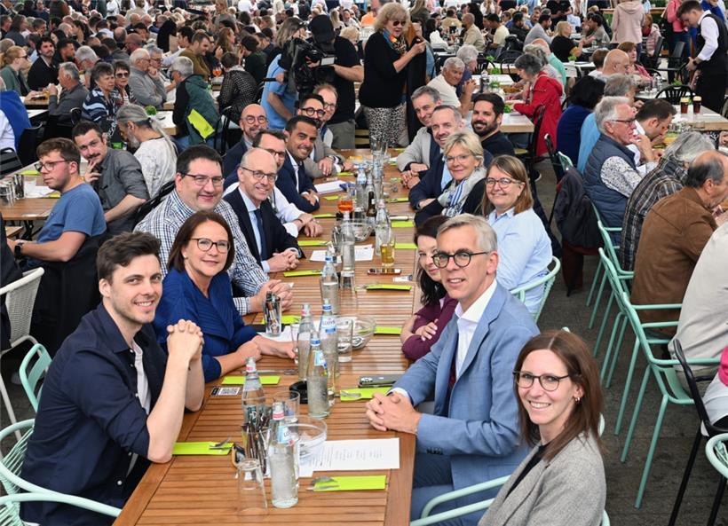 Gelebte Bürgernähe – Politiker und Journalisten saßen mitten auf dem „Mäertchen“
