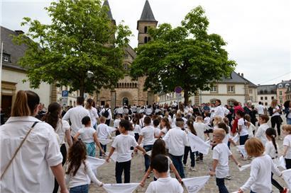 Gelebte Tradition: Alle springen zusammen, eine eingängige Melodie gibt den Rhythmus vor, seit gut 1.000 Jahren bereits
