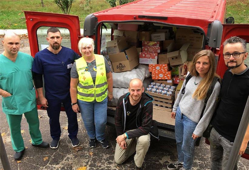 Geliefert wie versprochen: Bei einer ihrer Fahrten in die Ukraine haben die Helfer um Matthäus Wanzek (ganz rechts) im Oktober 2022 ein Kinderkrankenhaus in Charkiw unterstützt.

