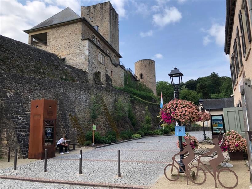Gelungene Abwechslung: Rund um die Burg Useldingen gibt es eine kleine Kopfsteinpflaster-Passage
