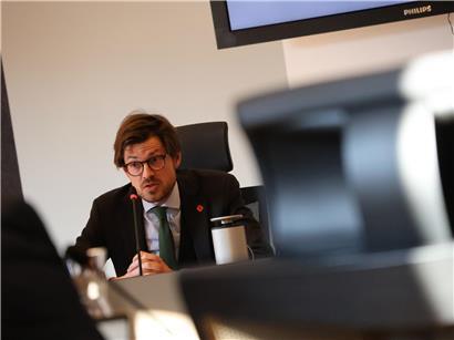 Gemeinderat Stephen de Ron („déi gréng“) kritisiert Einschüchterung der Opposition durch Anzeigen im Gemeinderat