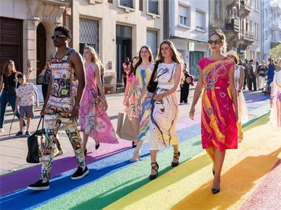 Gemeinsam auf der neuen Rainbow Passage: Politik, Vereine und Bevölkerung feierten ein sichtbares Zeichen für Respekt und Gleichberechtigung