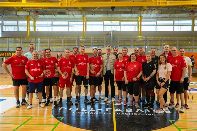 Menschen halten Hände in einer Gruppe als Zeichen für Zusammenhalt und Engagement für den guten Zweck