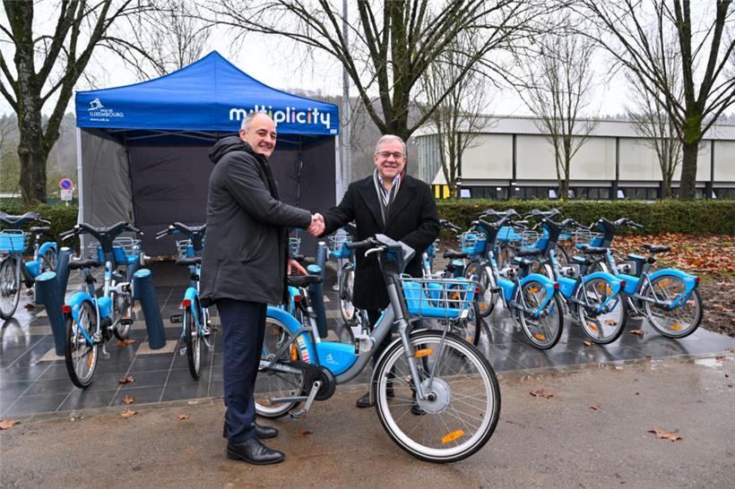 Gemeinsam haben der hauptstädtische Transportschöffe Patrick Goldschmidt (DP) und der Bürgermeister von Walferdingen, François Sauber (CSV), am Donnerstag eine von 19 neuen Vel’OH!-Stationen eingeweiht
