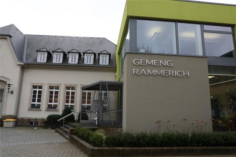 Gemeinsam mit 15 anderen Orten bildet das Dorf die gleichnamige Gemeinde