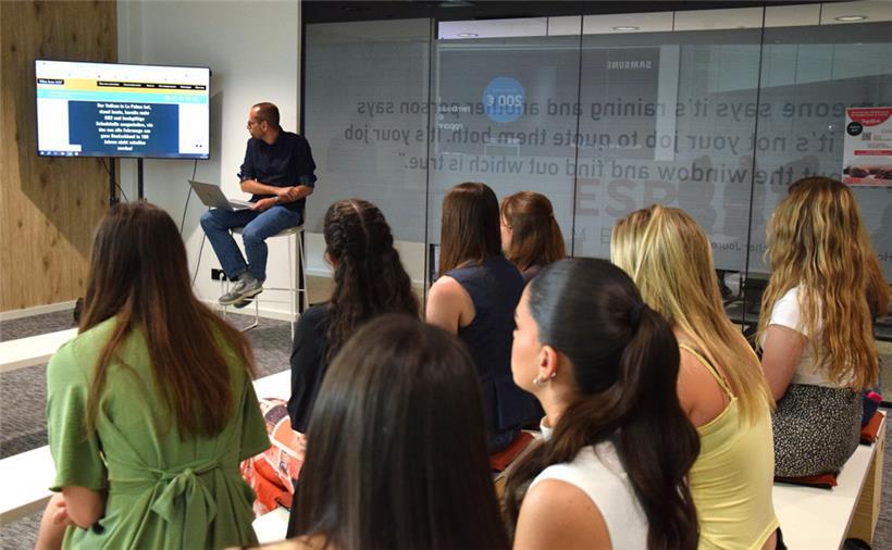 Gemeinsam mit Chefredakteur Chris Schleimer versuchten die Schülerinnen und Schü...