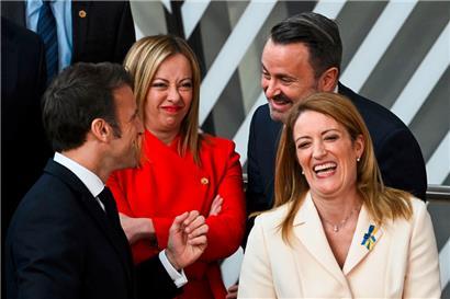 Gemeinsam mit den Rechten und Extremrechten bauen die Mitte-Parteien fleißig mit an der Festung Europa: Frankreichs Präsident Emmanuel Macron, Italiens Premierministerin Giorgia Meloni, der luxemburgische Premier Xavier Bettel und Roberta Metsola, Präsidentin des Europaparlaments, beim EU-Gipfel am Donnerstag in Brüssel
