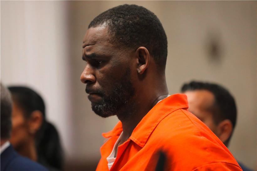 Gemeinsam mit einem Team von Angestellten soll Popstar R. Kelly jahrelang Mädchen und Frauen zum Sex gezwungen haben
