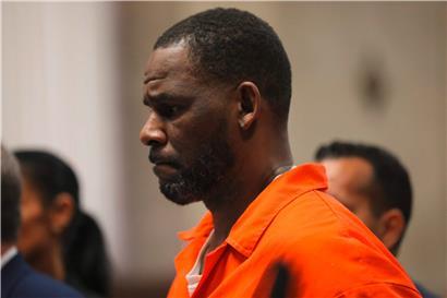 Gemeinsam mit einem Team von Angestellten soll Popstar R. Kelly jahrelang Mädchen und Frauen zum Sex gezwungen haben
