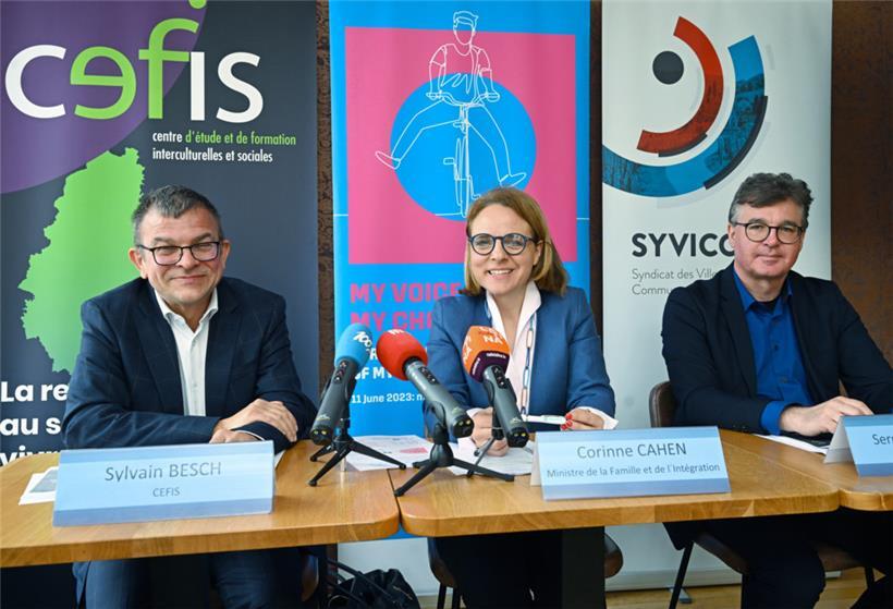 Gemeinsam präsentierten Sylvain Besch vom Cefis, Familienministerin Corinne Cahen (DP) und Serge Hoffmann vom Syvicol die Statistiken
