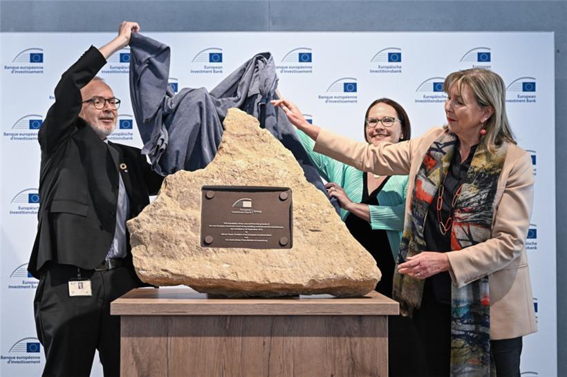 Gemeinsam wurde der Grundstein gelegt – oder in diesem Fall enthüllt