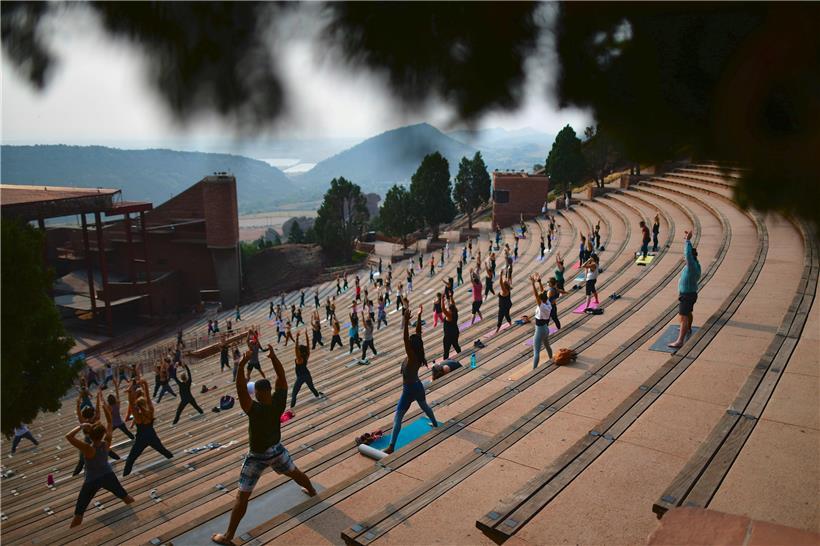 Gemeinsame Aktivität mit gebührendem Abstand. Diese Menschen in Colorado machen zusammen Yoga und halten trotzdem Abstand.
