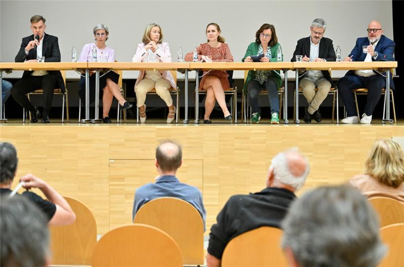 Gemeinsame Front:  Franz Fayot, Sam Tanson, Hélène Conway-Mouret, Cécilia Gondard, Tilly Metz, David Wagner, Marc Angel (von links nach rechts)

