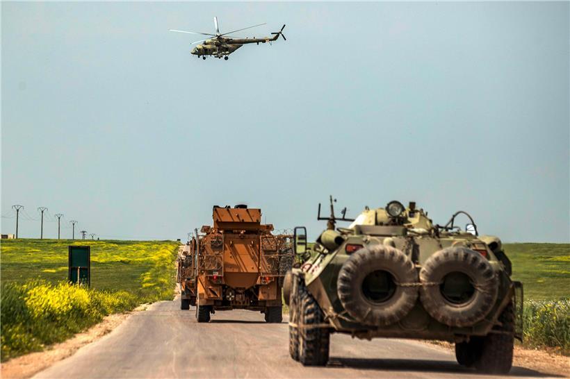 Gemeinsame Patrouille russischer und türkischer Truppen in Syrien: Eine hohe Anzahl an Konlikten treibt weltweit die Rüstungsausgaben in die Höhe
