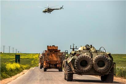 Gemeinsame Patrouille russischer und türkischer Truppen in Syrien: Eine hohe Anzahl an Konlikten treibt weltweit die Rüstungsausgaben in die Höhe
