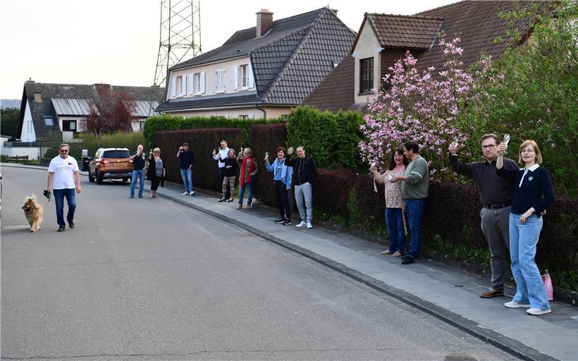 Gemeinsamer Aperitif, aber mit 2 Meter Abstand: In Bergem hält man die Laune in der Corona-Krise mit einem gemeinsamen „Prösterchen“ hoch.
